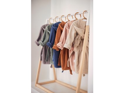 Detské župany Jollein zavesené na stojane v interiéri