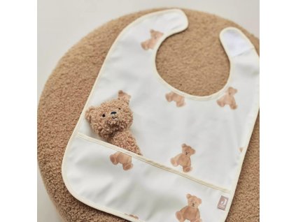 Vodeodolný podbradník Jollein Teddy Bear s medvedíkovým vzorom – detail použitia pri kŕmení
