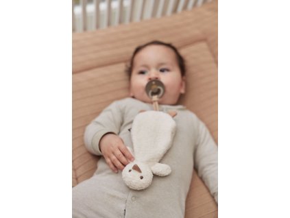 Bábätko držiace mojkáčik kačička s pripevneným cumlíkom