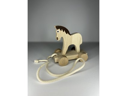 Drevený koník na ťahanie na kolieskach – ručne vyrobená slovenská hračka z prírodného dreva
