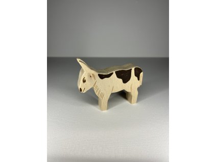 Drevená stojaca kravička – ručne robená slovenská hračka z prírodného dreva