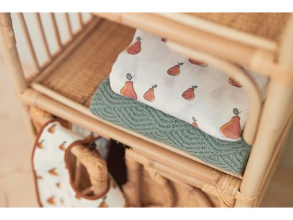 Hydrofilná plienka Jollein Pear v detskej izbe na prebaľovacom košíku