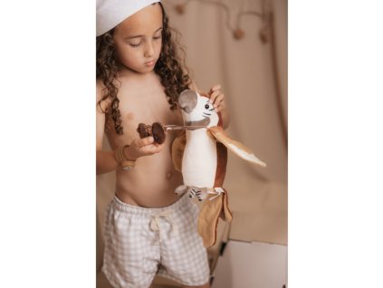 chlapec v chlapčenských plavkách Squares s hračkou v ruke