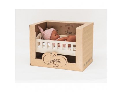 Bábika Josie uložená v drevenej kolíske so strieškou