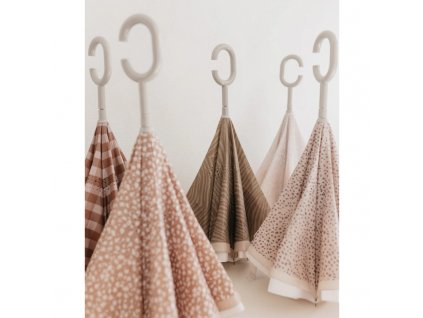 Reverzný detský dáždnik zavesený na háčikoch – rôzne vzory