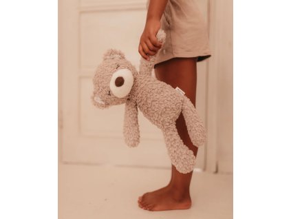 Plyšový medvedík MRS. ERTHA MR. TEDDY vo vrecúšku v ruke dospelého