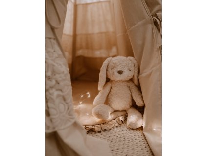 Plyšový zajačik Mr. Rabbit vo vrecúšku v detskom interiéri