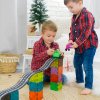 Dieťa kombinuje magnetické kocky s dráhou Downhill Duo