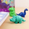 Detail voskovky v tvare dinosaura pre malé detské ruky