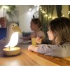 Detská lampa s bluetooth reproduktorom svietiaca na stole, deti pri večernom svetle
