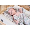 Bábätko zabalené v mušelínovej látkovej plienke Bloom – pohodlie pri spánku