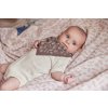 Bábätko ležiace na deke s hnedým bandana podbradníkom s prírodným vzorom