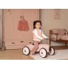 Dieťa jazdiace na drevenom odrážadle Little Dutch Retro Auto Pink v detskej izbe
