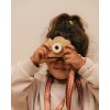 Dieťa s detským digitálnym fotoaparátom PEANUT MRS. ERTHA – hnedý fotoaparát pre deti