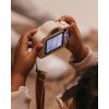 Dieťa používa detský digitálny fotoaparát PEANUT MRS. ERTHA