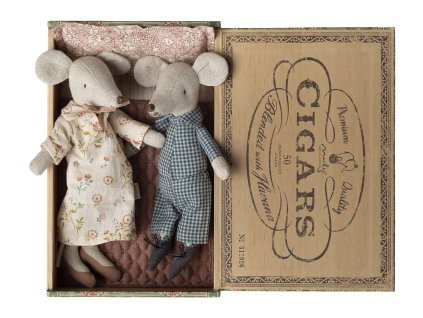 Maileg babička a děda v krabici od doutníků