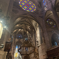 Pohled na hlavní oltář a východní rozetu katedrály Palma de Mallorca