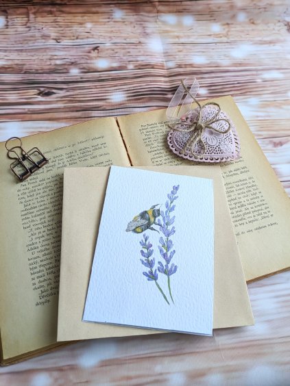 přání včela s levandulí