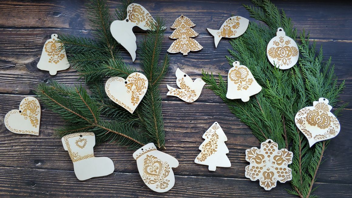 Dřevěné vánoční ozdoby s folklorním ornamentem