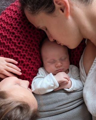 "Maminko ty voníš!" "A čím voním?". (Po celém dni mám pocit, že jdu cítit akorát potem.) "Po mléčku voníš." 😇 Tím voním...