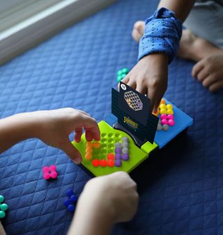 Kanoodle Head to Head přináší oblíbenou logickou výzvu v soutěžní podobě. Dva hráči se snaží co nejrychleji složit barevné...