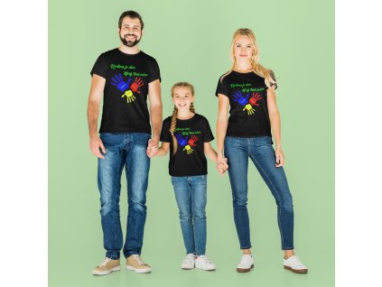 t shirt mockup of a girl holding her mom s and dad s hands m2533 r el2 (1)