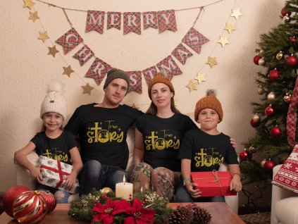 t shirt mockup of a family at their christmas decorated living room 30198 (2)