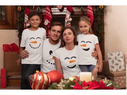 t shirt mockup of a family of four celebrating christmas 30197 (1)
