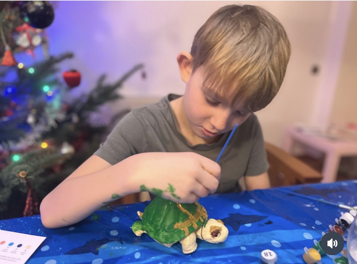 Dítě maluje želvu z kreativní sady Maluj3D