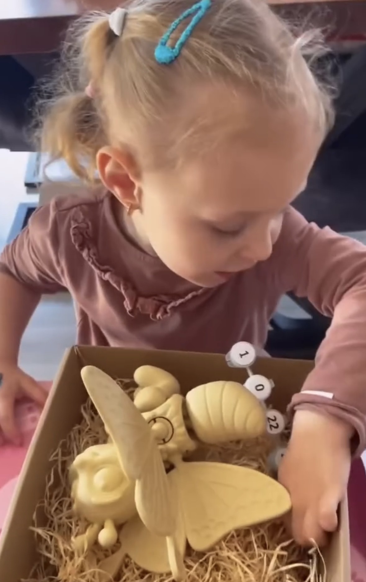 Holčička rozbaluje kreativní sadu Maluj3D