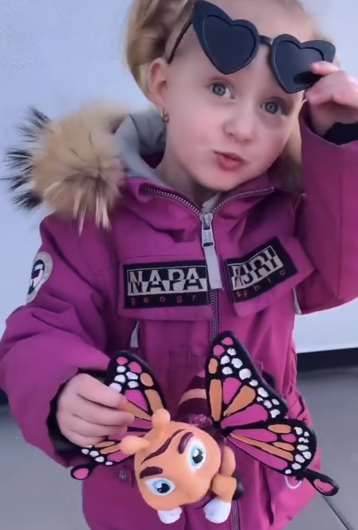 Dítě si hraje s hotovou figurkou z kreativní sady