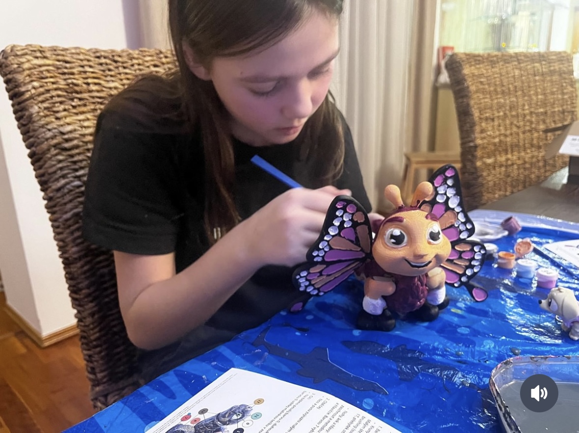Starší dítě maluje figurku z kreativní sady Maluj3D