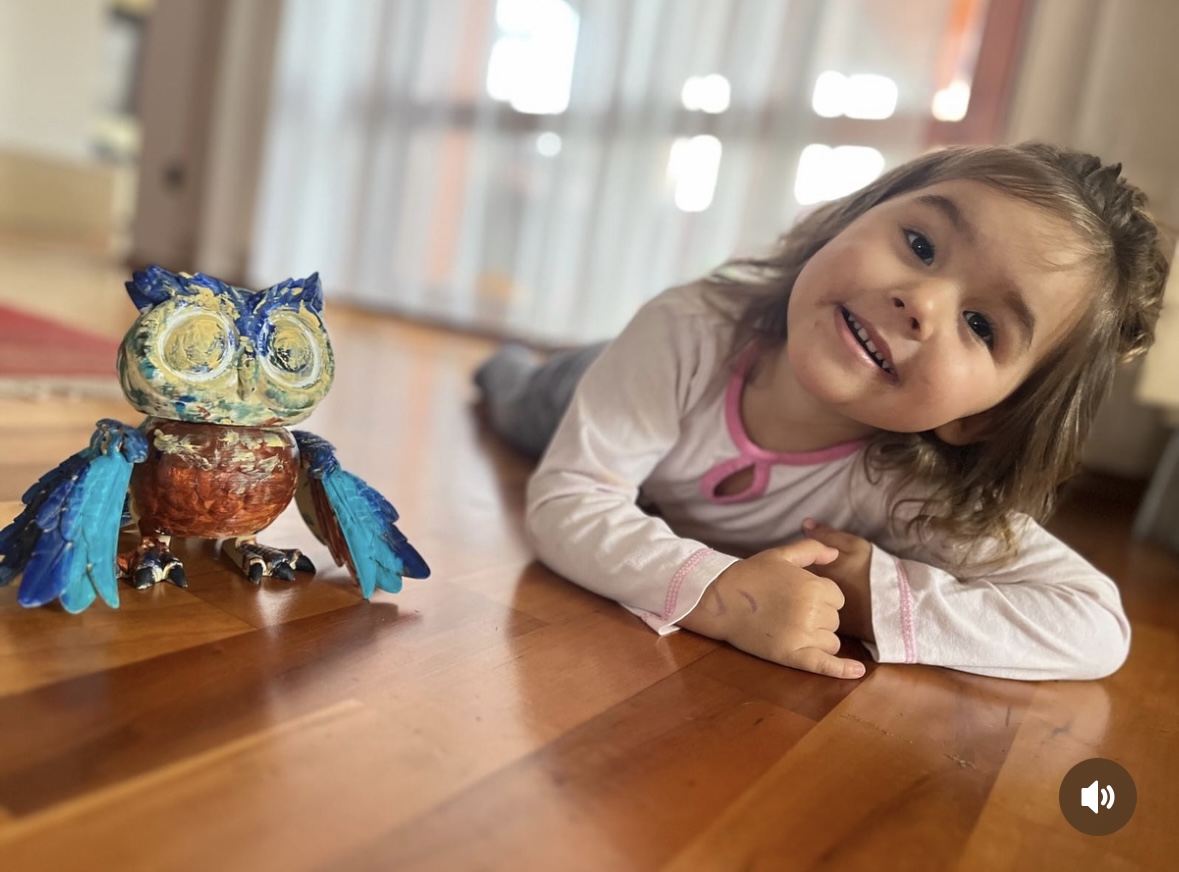 Dítě s vlastnoručně namalovanou sovičkou