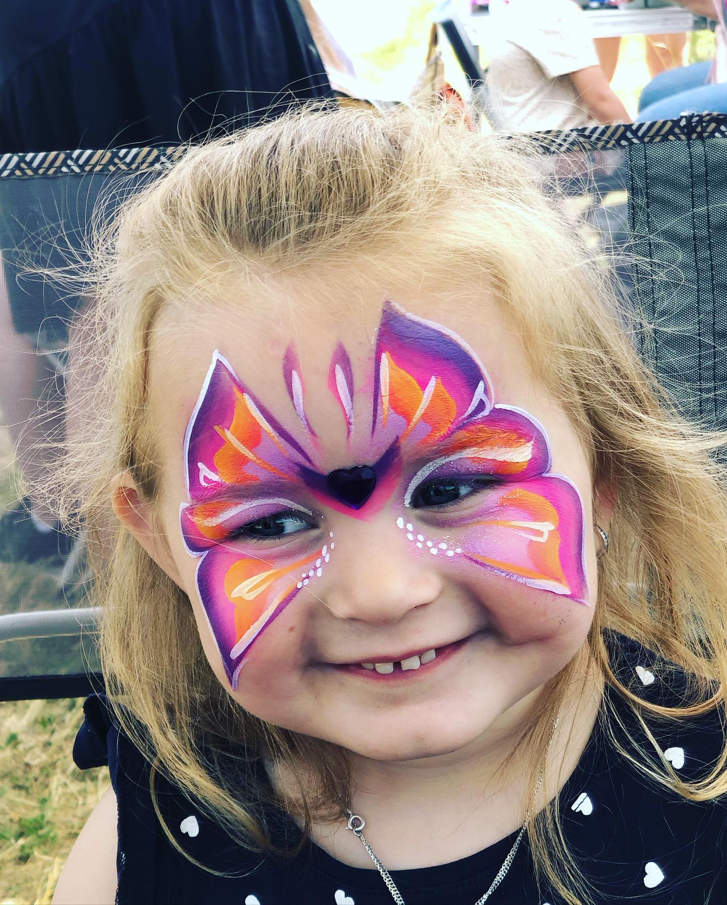 Motýl motiv malování na obličej facepainting