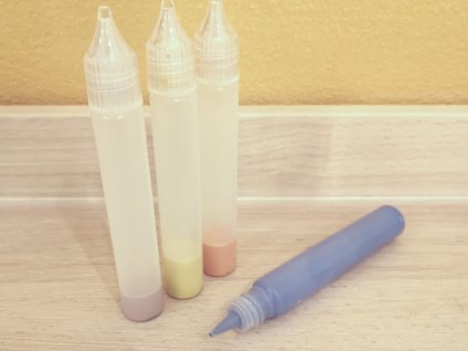 BAREVNÉ GLAZURY V KONTUROVACÍCH LAHVIČKÁCH