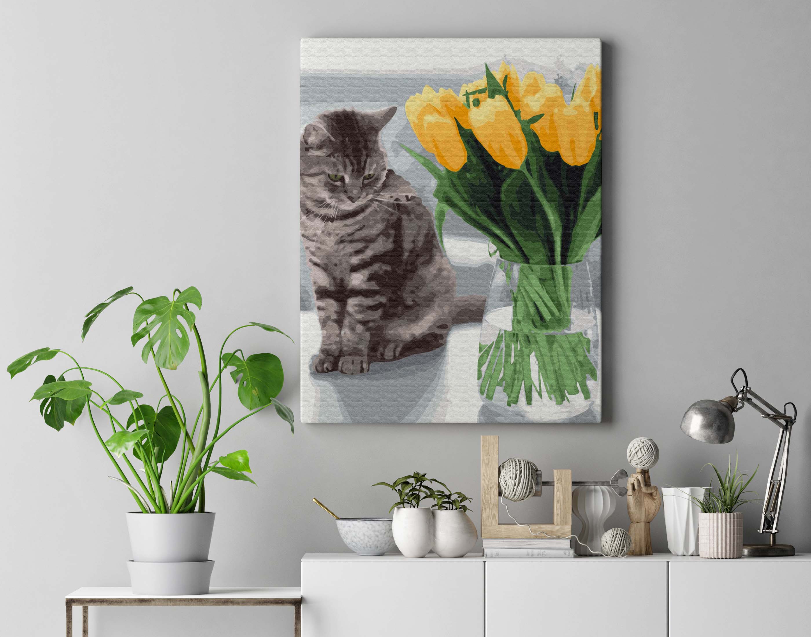 Kočka s tulipány