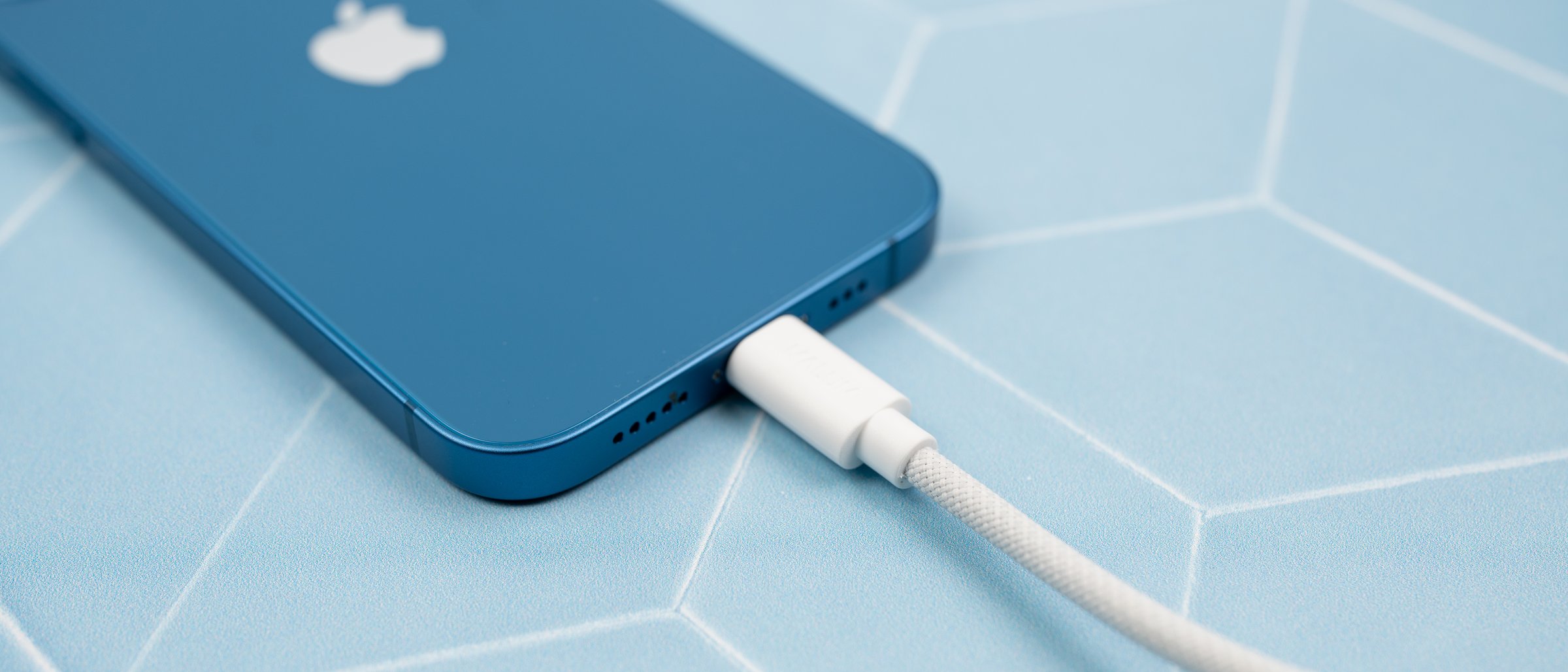 Opletený kabel Malum zapojený do modrého iPhonu