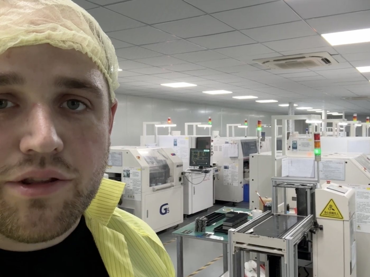 Zdeněk Vlček ve výrobní hale s osazovací linkou