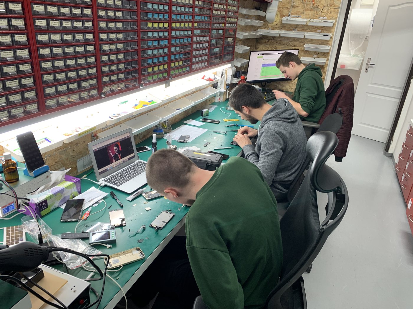 Technici u servisního stolu