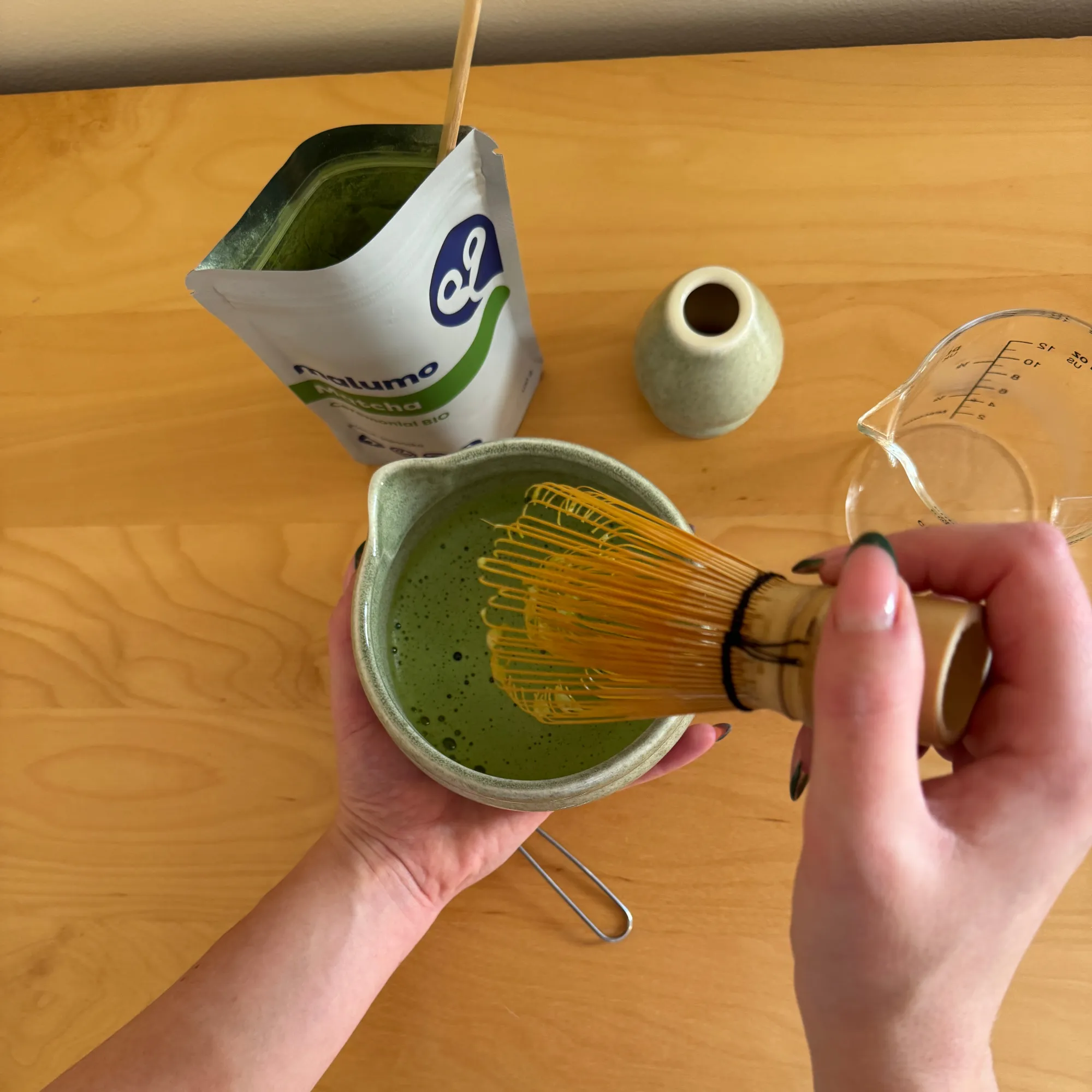 Našlehání čaje metličkou Chasen