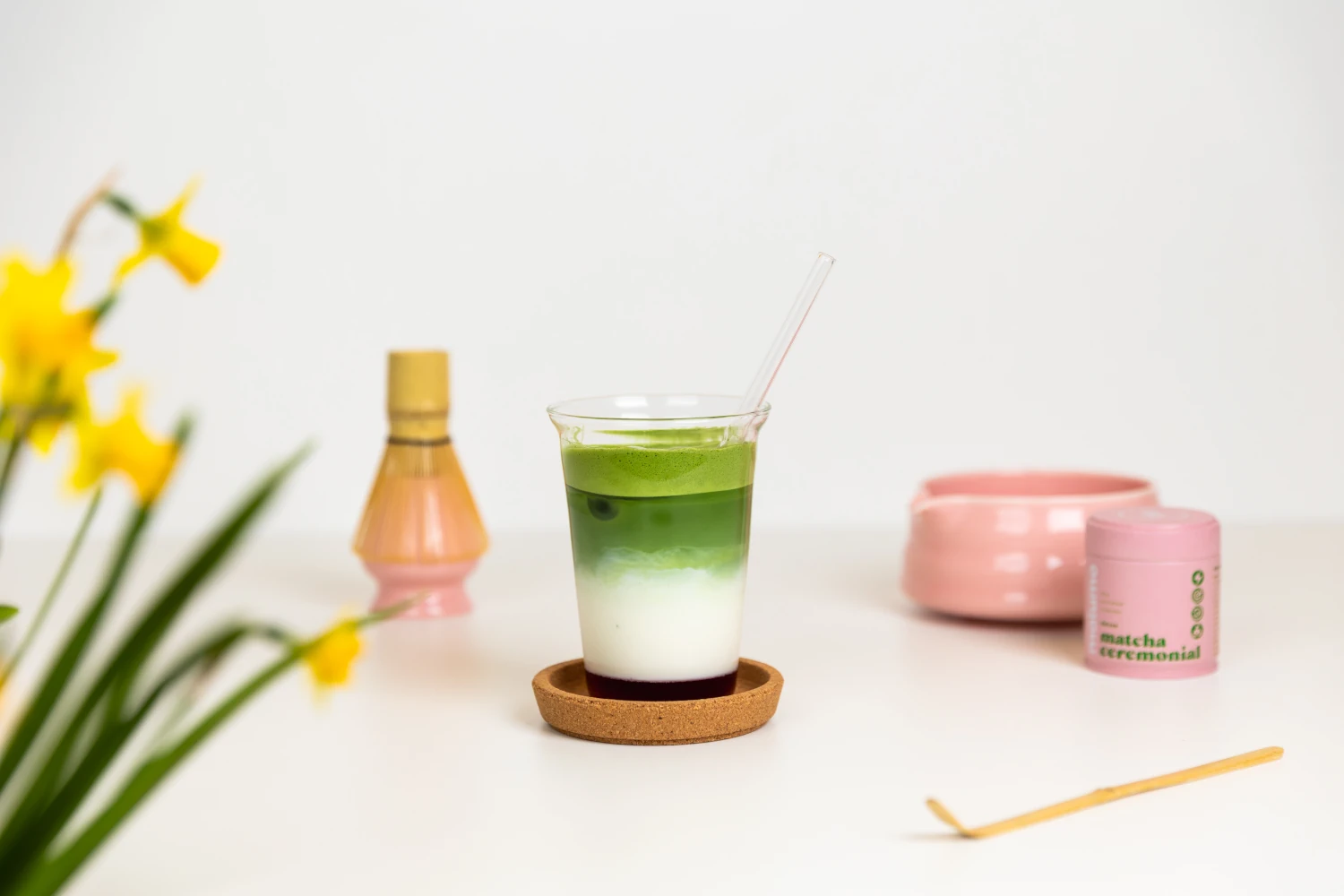 Jak připravit malinové iced matcha latte - hotový nápoj