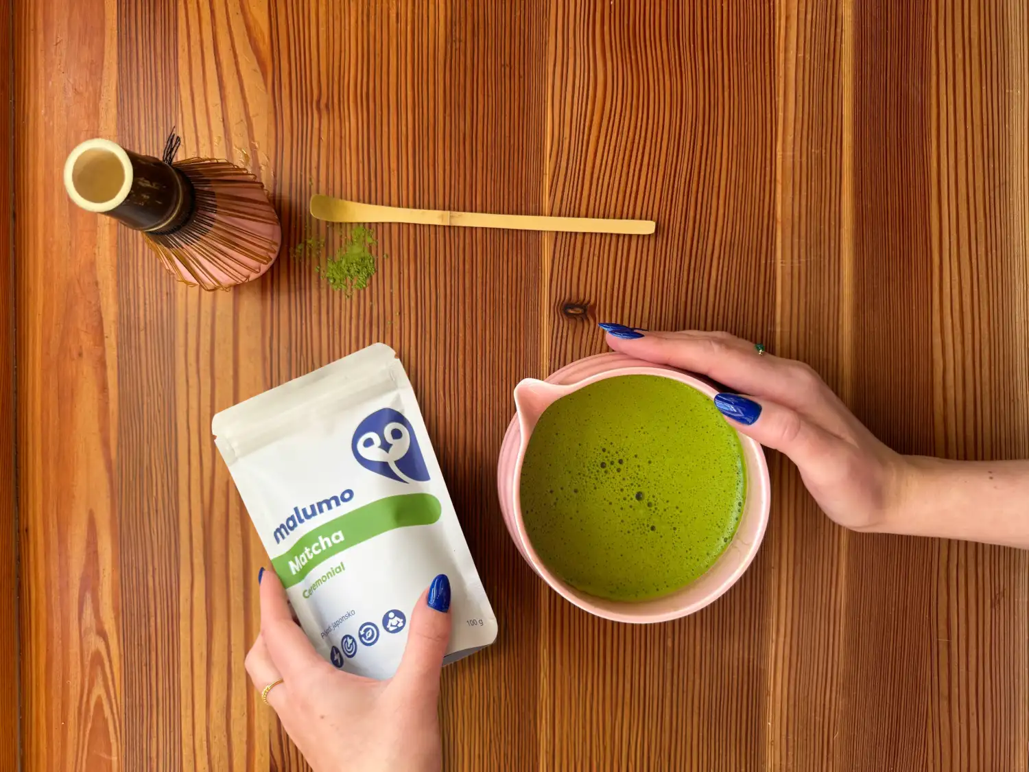 Matcha tea s Matcha set růžovým