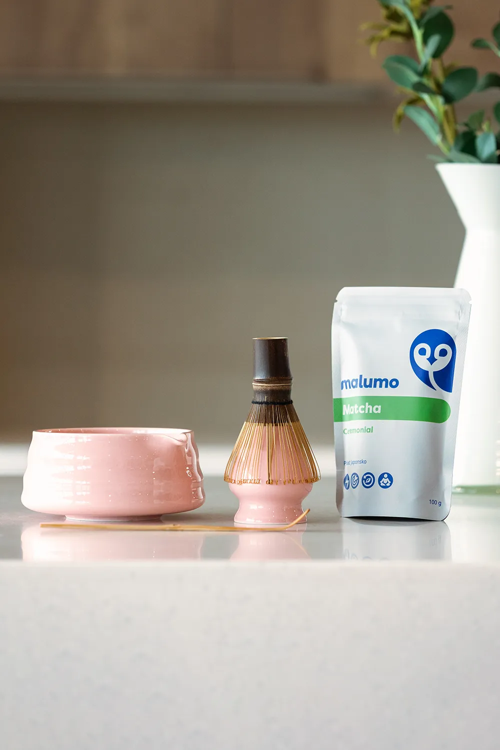 Co obsahuje růžový matcha set od Malumo