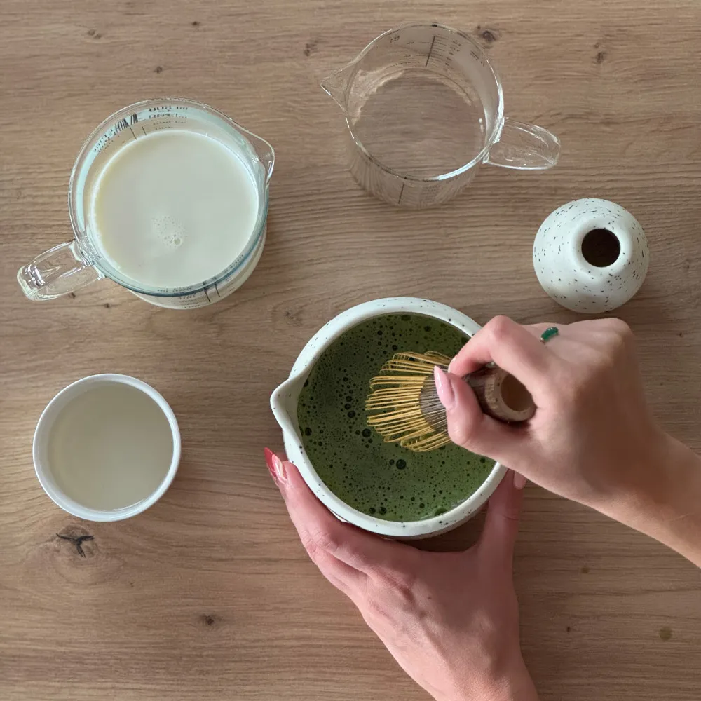 Našľahanie čaju metličkou Chasen