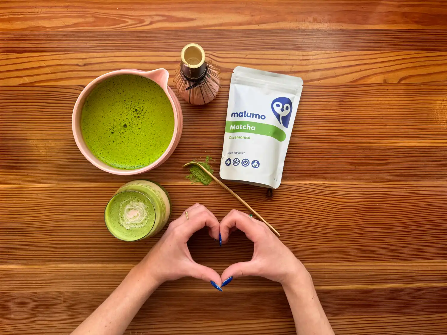 Príprava matcha drinku