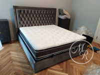 Luxusní čalouněná postel Adagio s úložným prostorem v šedém sametu