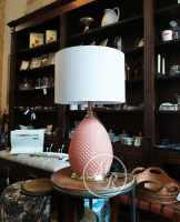Stylová sklěněná stolní lampa s růžovým tělem a bílým stínidlem