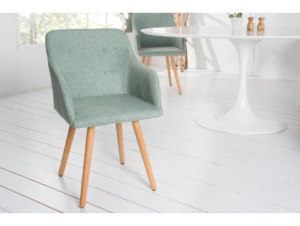 Skandinávská židle s područkami čalouněná světle zelená. Skandinávské sezení.