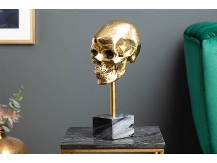 Designová dekorace v podobě zlaté lebky