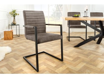 Moderní jídelní židle s područkami, s pohupovacím rámem.